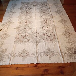 Elegant Cream Embroidered Tablecloth W 12 Napkins